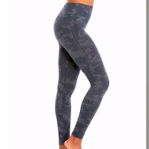 SPANX Leggings Look At Me Now Gray Camo print Size Medium